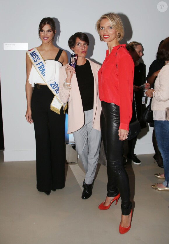 Exclusif - Prix spécial - Iris Mittenaere (Miss France 2016), Alessandra Sublet et Sylvie Tellier - Présentation du "Wild Kong" de Richard Orlinski dans la Blue Room des nouveaux locaux de Twitter France à Paris le 11 mai 2016. La nouvelle BlueRoom de Twitter France permet aux personnalités publiques (artistes, sportifs, comédiens...) d'avoir des échanges privilégiés directement avec leur communauté sur Twitter. Pour cette nouvelle BlueRoom, l'équipe de Twitter France a eu l’honneur de collaborer avec l'artiste français Richard Orlinski, qui a créé un Wild Kong, sa pièce iconique, aux couleurs de Twitter. Richard Orlinski, artiste actif sur Twitter, s'inscrit dans une démarche pour rendre l'art accessible au plus grand nombre. © Denis Guignebourg/Bestimage