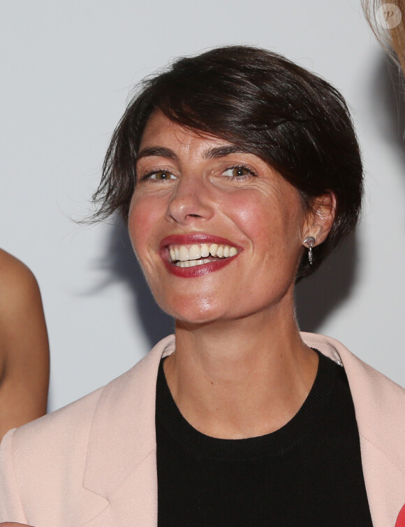 Exclusif - Prix spécial - Alessandra Sublet - Présentation du "Wild Kong" de Richard Orlinski dans la Blue Room des nouveaux locaux de Twitter France à Paris le 11 mai 2016. La nouvelle BlueRoom de Twitter France permet aux personnalités publiques (artistes, sportifs, comédiens...) d'avoir des échanges privilégiés directement avec leur communauté sur Twitter. Pour cette nouvelle BlueRoom, l'équipe de Twitter France a eu l’honneur de collaborer avec l'artiste français Richard Orlinski, qui a créé un Wild Kong, sa pièce iconique, aux couleurs de Twitter. Richard Orlinski, artiste actif sur Twitter, s'inscrit dans une démarche pour rendre l'art accessible au plus grand nombre. © Denis Guignebourg/Bestimage