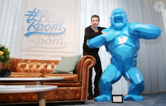 Exclusif - Prix spécial - Richard Orlinski - Présentation du "Wild Kong" de Richard Orlinski dans la Blue Room des nouveaux locaux de Twitter France à Paris le 11 mai 2016. La nouvelle BlueRoom de Twitter France permet aux personnalités publiques (artistes, sportifs, comédiens...) d'avoir des échanges privilégiés directement avec leur communauté sur Twitter. Pour cette nouvelle BlueRoom, l'équipe de Twitter France a eu l’honneur de collaborer avec l'artiste français Richard Orlinski, qui a créé un Wild Kong, sa pièce iconique, aux couleurs de Twitter. Richard Orlinski, artiste actif sur Twitter, s'inscrit dans une démarche pour rendre l'art accessible au plus grand nombre. © Denis Guignebourg/Bestimage