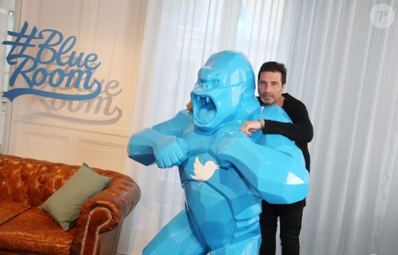 Exclusif - Prix spécial - Richard Orlinski - Présentation du "Wild Kong" de Richard Orlinski dans la Blue Room des nouveaux locaux de Twitter France à Paris le 11 mai 2016. La nouvelle BlueRoom de Twitter France permet aux personnalités publiques (artistes, sportifs, comédiens...) d'avoir des échanges privilégiés directement avec leur communauté sur Twitter. Pour cette nouvelle BlueRoom, l'équipe de Twitter France a eu l’honneur de collaborer avec l'artiste français Richard Orlinski, qui a créé un Wild Kong, sa pièce iconique, aux couleurs de Twitter. Richard Orlinski, artiste actif sur Twitter, s'inscrit dans une démarche pour rendre l'art accessible au plus grand nombre. © Denis Guignebourg/Bestimage
