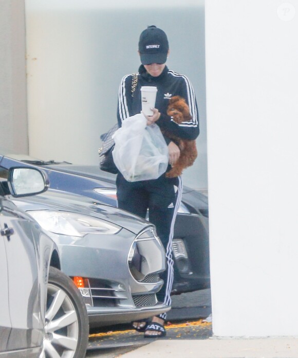 Exclusif - Katy Perry se promène avec ses deux chiens après avoir rencontré des amis à West Hollywood le 6 mai 2016.