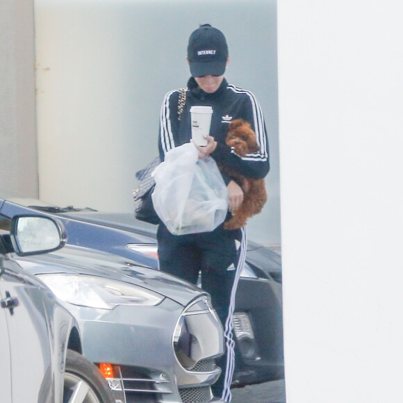 Exclusif - Katy Perry se promène avec ses deux chiens après avoir rencontré des amis à West Hollywood le 6 mai 2016.