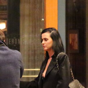 Exclusif - Prix spécial - Le couple Katy Perry et Orlando Bloom arrivent à leur hôtel ‘Jerome' à Aspen dans le Colorado pour assister au mariage de leur amie la styliste Jamie Schneider. Katie se met des gouttes pour les yeux pour se protéger du froid sec de la montagne! Le 8 avril 2016