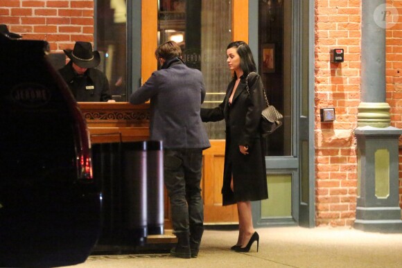 Exclusif - Prix spécial - Le couple Katy Perry et Orlando Bloom arrivent à leur hôtel ‘Jerome' à Aspen dans le Colorado pour assister au mariage de leur amie la styliste Jamie Schneider. Katie se met des gouttes pour les yeux pour se protéger du froid sec de la montagne! Le 8 avril 2016
