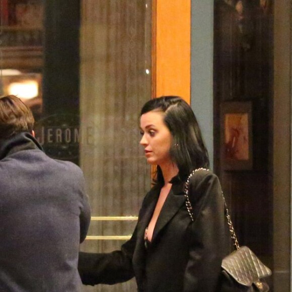 Exclusif - Prix spécial - Le couple Katy Perry et Orlando Bloom arrivent à leur hôtel ‘Jerome' à Aspen dans le Colorado pour assister au mariage de leur amie la styliste Jamie Schneider. Katie se met des gouttes pour les yeux pour se protéger du froid sec de la montagne! Le 8 avril 2016