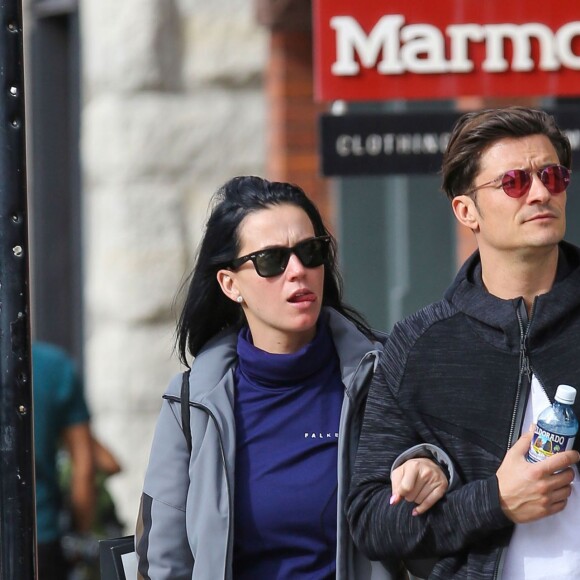 Exclusif - Prix spécial - Le couple Katy Perry et Orlando Bloom se promènent en amoureux dans les rues de Aspen. Les amoureux sont venus assister au mariage de leur amie la styliste Jamie Schneider. Le 8 avril 2016