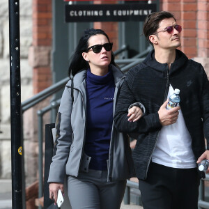 Exclusif - Prix spécial - Le couple Katy Perry et Orlando Bloom se promènent en amoureux dans les rues de Aspen. Les amoureux sont venus assister au mariage de leur amie la styliste Jamie Schneider. Le 8 avril 2016