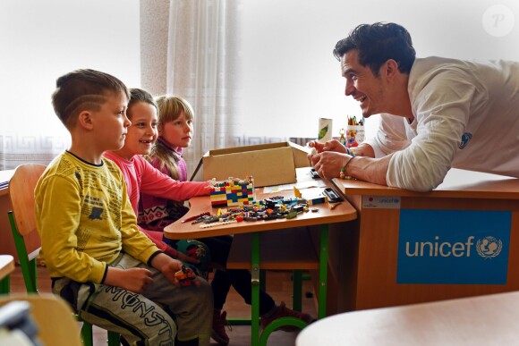 Orlando Bloom, ambassadeur de bonne volonté de l'UNICEF, rend visite à des petits ukrainiens après le conflit qui ravage une grosse partie du pays le 28 avril 2016