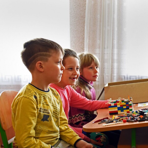 Orlando Bloom, ambassadeur de bonne volonté de l'UNICEF, rend visite à des petits ukrainiens après le conflit qui ravage une grosse partie du pays le 28 avril 2016