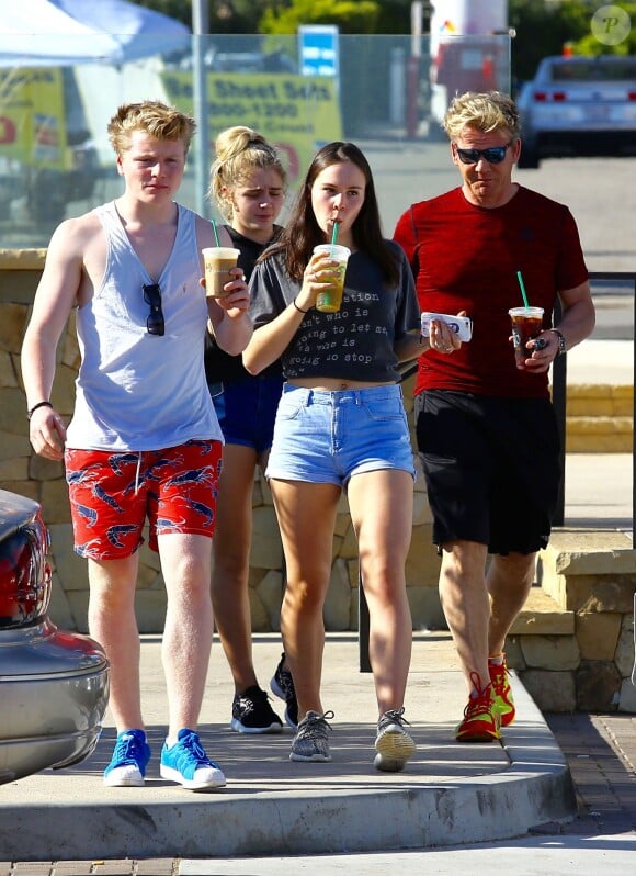 Exclusif - Gordon Ramsay emmène ses enfants Mathilda, Holly et Jack boire un café à Malibu le 14 février 2016.