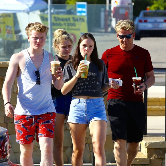 Exclusif - Gordon Ramsay emmène ses enfants Mathilda, Holly et Jack boire un café à Malibu le 14 février 2016.