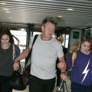 Gordon Ramsay et ses enfants Mathilda, Holly et Jack vont prendre un avion à l'aéroport de Londres, le 13 juillet 2015.