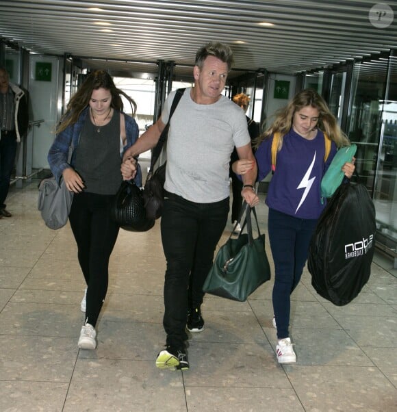 Gordon Ramsay et ses enfants Mathilda, Holly et Jack vont prendre un avion à l'aéroport de Londres, le 13 juillet 2015.
