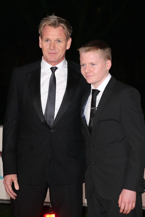 Gordon Ramsay et son fils Jack Scott Ramsay a la soiree "The Sun Military Awards" a Londres, le 11 decembre 2013.