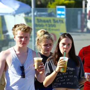 Exclusif - Gordon Ramsay emmène ses enfants Mathilda, Holly et Jack boire un café à Malibu le 14 février 2016.