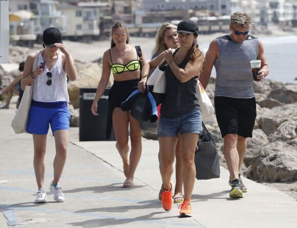 Exclusif - Gordon Ramsay et sa femme Tana font du paddle avec leurs filles Megan, Matilda et Holly à Malibu, le 23 août 2015.