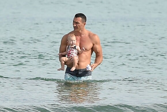 Exclusif - Wladimir Klitschko et sa fille Kaya à la plage à Miami le 20 septembre 2015