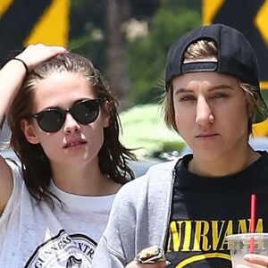 Kristen Stewart et sa supposée petite-amie Alicia Cargile se promènent à Silverlake, le 6 juin 2015.