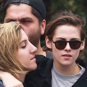 Kristen Stewart et sa compagne Alicia Cargile sont allées déjeuner avec un ami à Los Angeles, le 25 mai 2015