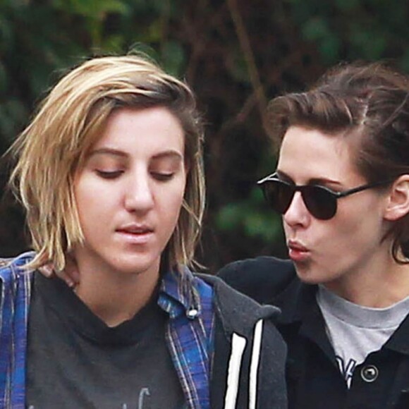 Kristen Stewart et sa compagne Alicia Cargile sont allées déjeuner avec un ami à Los Angeles, le 25 mai 2015