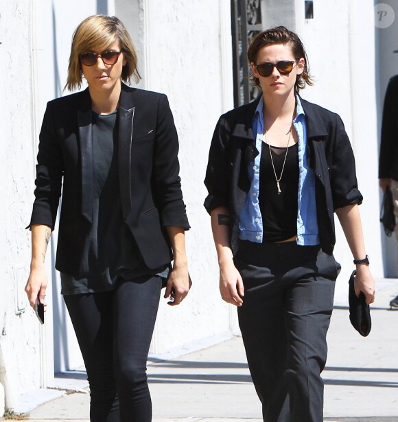 Kristen Stewart et sa petite amie Alicia Cargile se promènent dans les rues de West Hollywood, le 28 mars 2015
