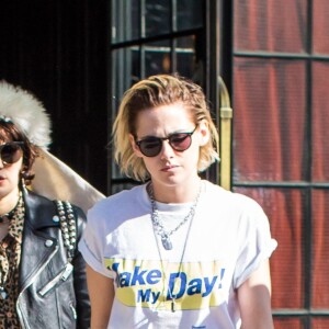 Kristen Stewart, les cheveux blonds, se promène avec sa petite amie Soko dans les rues de New York le 13 avril 2016.