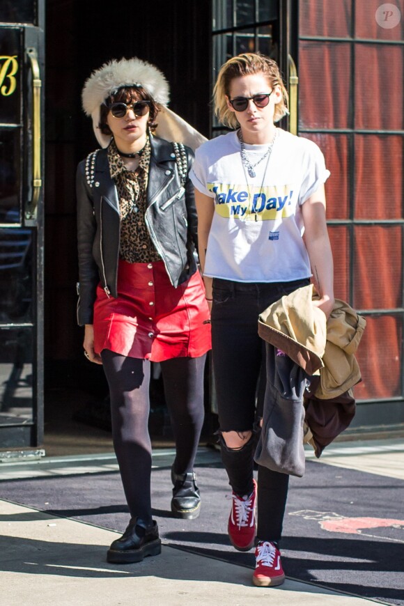 Kristen Stewart, les cheveux blonds, se promène avec sa petite amie Soko dans les rues de New York le 13 avril 2016.