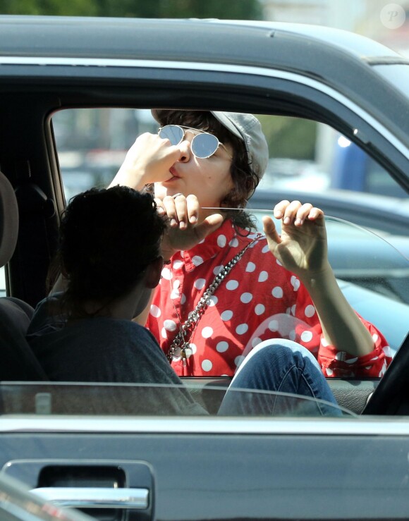 Exclusif - Kristen Stewart et sa petite amie Stéphanie Sokolinski câlines et très intimes devant les photographes à la sortie d'un restaurant à Los Feliz, le 28 mars 2016