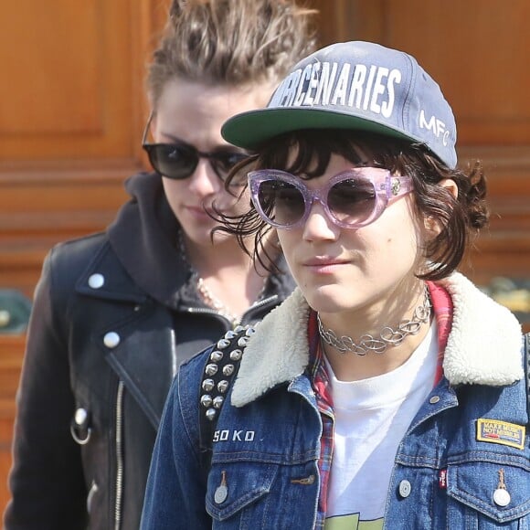 Kristen Stewart et sa compagne Soko à la sortie de chez le dentiste dans le 16ème arrondissement à Paris, le 17 mars 2016.