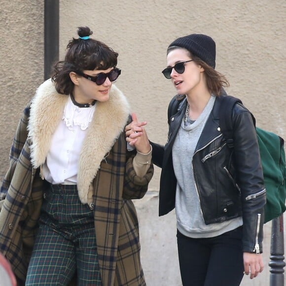 Kristen Stewart et sa compagne Soko (Stéphanie Sokolinski) partagent un baiser lors d'une balade romantique à Paris le 15 mars 2016. © Agence / Bestimage