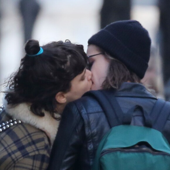 Kristen Stewart et sa compagne Soko (Stéphanie Sokolinski) partagent un baiser lors d'une balade romantique à Paris le 15 mars 2016. © Agence / Bestimage