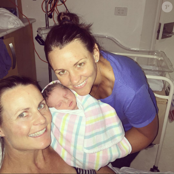 Première photo des deux mamans et d'Andie, en direct de la maternité... Casey Dellacqua et sa compagne Amanda Judd sont devenues le 27 avril 2016 les mamans d'une petite fille prénommée Andie, une petite soeur pour leur fils Blake qu'elle ont présentée sur Instagram.