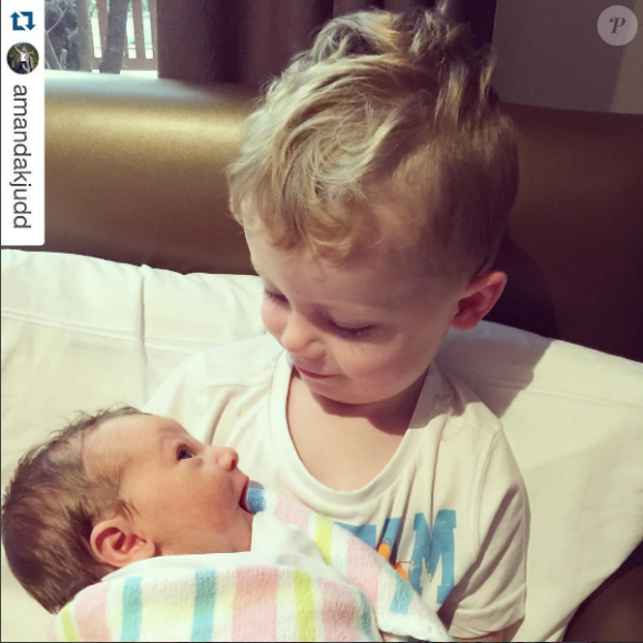 Blake veille déjà sur sa petite soeur. Casey Dellacqua et sa compagne Amanda Judd sont devenues le 27 avril 2016 les mamans d'une petite fille prénommée Andie, une petite soeur pour leur fils Blake qu'elle ont présentée sur Instagram.