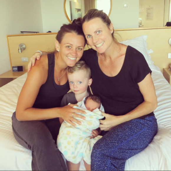 Casey Dellacqua et sa compagne Amanda Judd sont devenues le 27 avril 2016 les mamans d'une petite fille prénommée Andie, une petite soeur pour leur fils Blake qu'elle ont présentée sur Instagram. "Première photo de famille à quatre", a écrit la tenniswoman en légende de cette photo !