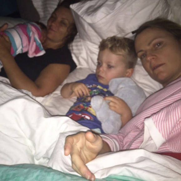 En famille au lit ! Casey Dellacqua et sa compagne Amanda Judd sont devenues le 27 avril 2016 les mamans d'une petite fille prénommée Andie, une petite soeur pour leur fils Blake qu'elle ont présentée sur Instagram.