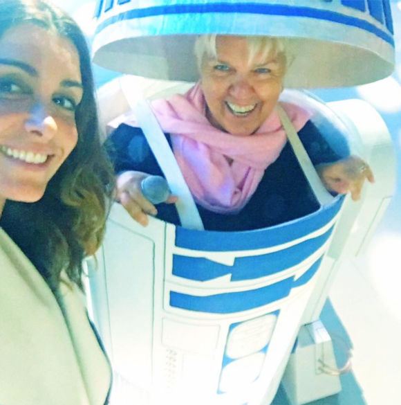 Jenifer dévoile une photo de Mimie Mathy en R2-D2 pour le concert des Enfoirés 2016 à l'AccorHotels Arena à Paris. Janvier 2016.