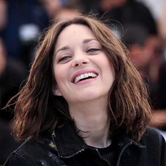 Marion Cotillard irradie lors du photocall du film "Mal de pierres" lors du 69ème Festival International du Film de Cannes. Le 15 mai 2016 © Dominique Jacovides / Bestimage