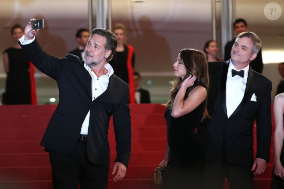 Murielle Telio, Russell Crowe (selfie), Shane Black - Montée des marches du film "The Nice Guys" lors du 69ème Festival International du Film de Cannes. Le 15 mai 2016. © Borde-Jacovides-Moreau/Bestimage