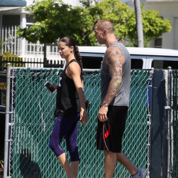 Exclusif - Adriana Lima et son compagnon, le boxeur Jo, quittent une salle de boxe à Miami Beach le 5 mai 2016.