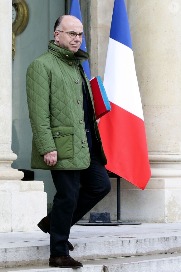 Bernard Cazeneuve sortant du conseil des ministres au palais de l'Elysée à Paris, le 13 avril 2016. © Stéphane Lemouton/Bestimage  Ministers council at the Elysee palace in Paris, France on April 13, 2016.13/04/2016 - Paris