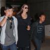 Angelina Jolie arrive avec ses enfants Pax, Shiloh et Zahara à l'aéroport de LAX à Los Angeles le 2 mars 2016