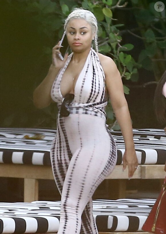 Blac Chyna enceinte, laisse apparaitre son ventre déjà bien rond, en combinaison moulante alors qu'elle déjeune sur la plage à Miami, le 16 mai 2016