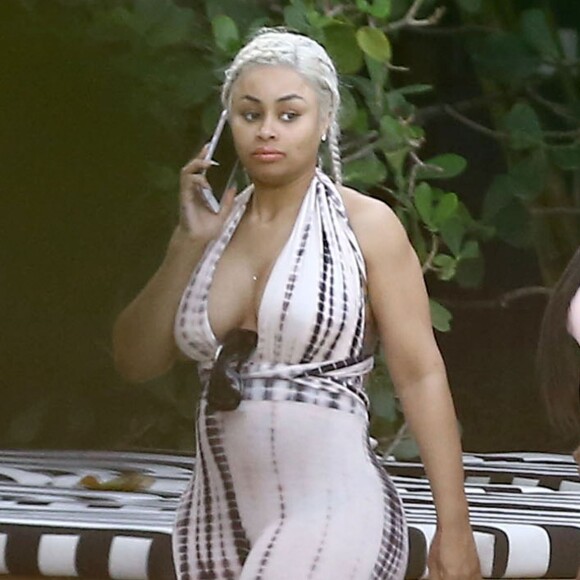 Blac Chyna enceinte, laisse apparaitre son ventre déjà bien rond, en combinaison moulante alors qu'elle déjeune sur la plage à Miami, le 16 mai 2016