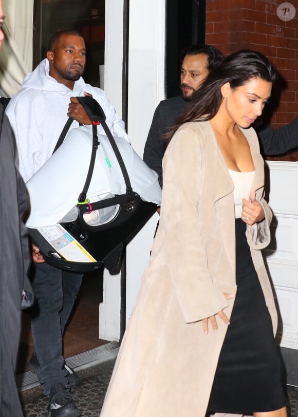 Kim Kardashian et Kanye West avec leur fils Saint West quittent l'hôtel Mercer à New York le 1er mai 2016.