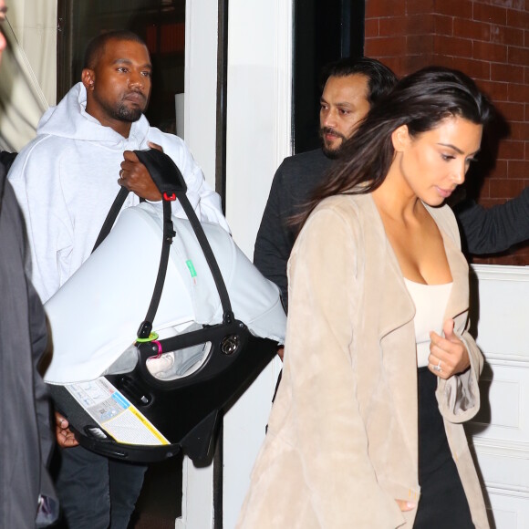Kim Kardashian et Kanye West avec leur fils Saint West quittent l'hôtel Mercer à New York le 1er mai 2016.
