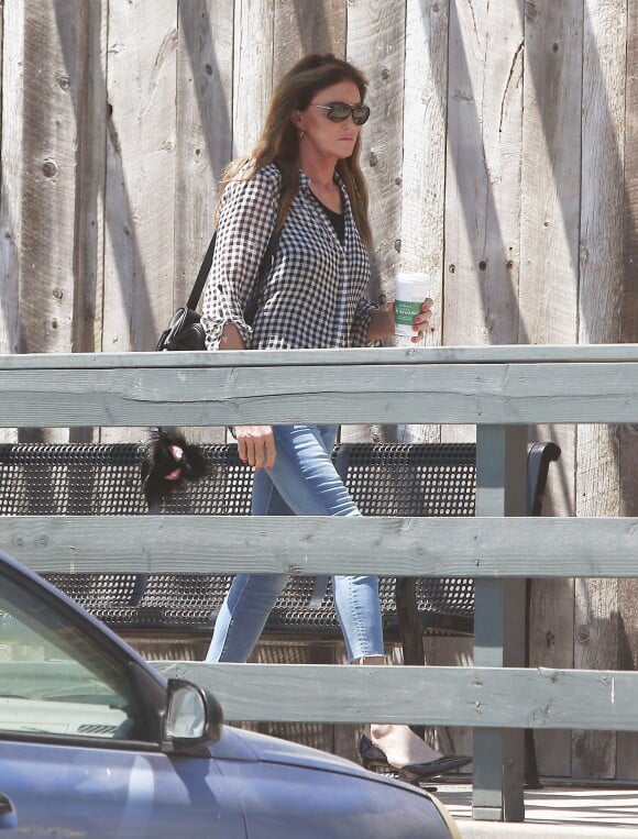 Exclusif - Caitlyn Jenner va boire un café à Malibu, le 23 avril 2016.