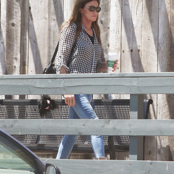 Exclusif - Caitlyn Jenner va boire un café à Malibu, le 23 avril 2016.