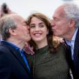 Luc Dardenne et Jean-Pierre Dardenne embrassent Adèle Haenel - Photocall du film "La fille inconnue" lors du 69ème Festival International du Film de Cannes le 18 mai 2016. © Borde-Moreau/Bestimage
