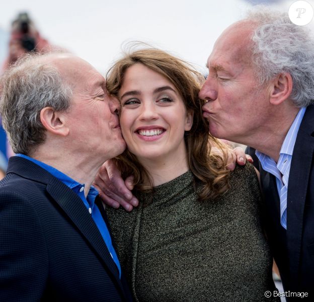 Luc Dardenne et Jean-Pierre Dardenne embrassent Adèle Haenel - Photocall du film "La fille inconnue" lors du 69ème Festival International du Film de Cannes le 18 mai 2016. © Borde-Moreau/Bestimage