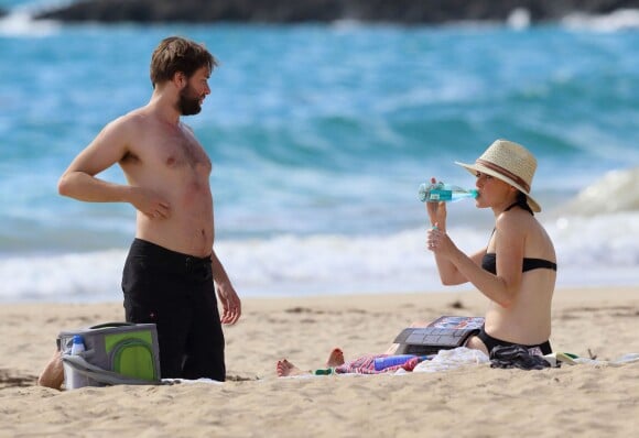 Vincent Kartheiser et Alexis Bledel sur une plage à Hawaï le 31 mai 2013